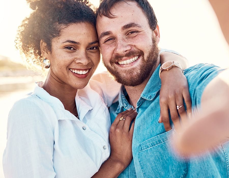 selfie-smile-and-happy-couple-on-beach-for-holiday-TK6TBAR.jpg